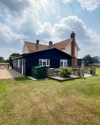 Near Woodbridge The Annexe Eyke Fantastic views with Dog secure Garden and Paddock