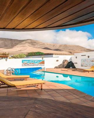 Bungalow Allende Famara con piscina privada y AC