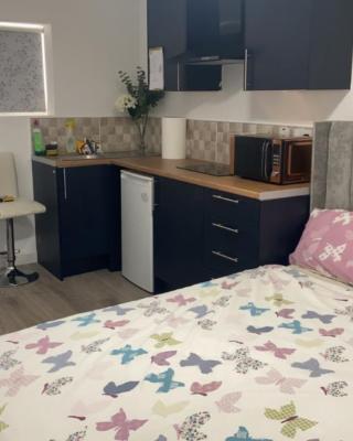 Brand new studio Apartment with beautiful Kitchen-Close to Liverpool City Centre