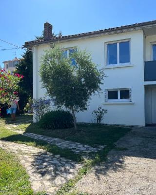 Maison indépendante avec 6 chambres proche du tram A