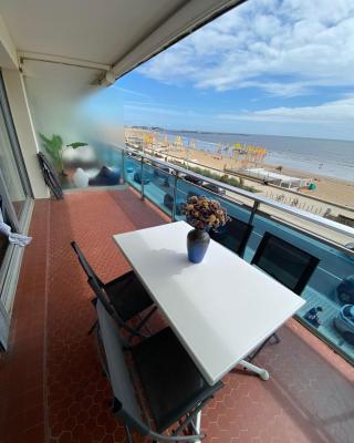 Spacious bright nest with balcony facing the sea