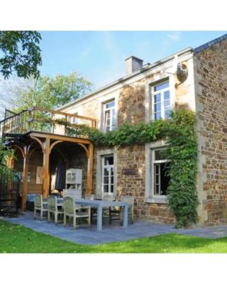 Stone-built holiday home in Werpin with garden