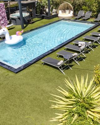 Hôtel Eden Cassis - centre-ville- piscine chauffée, jacuzzi et sauna - parking privé