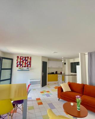 Appart Pop-Art proche autoroute, plages et attractions, Wifi - TV, déco stylée, calme