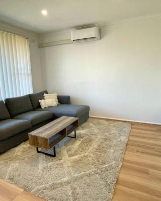 Central Apartment near Dandenong Hospital & Market