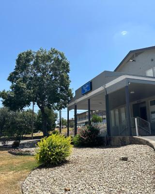 HillView Inn at Six Flags Fiesta
