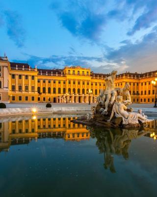 Schönbrunn Serenity Luxurious Ruby Apartment with Palace Views