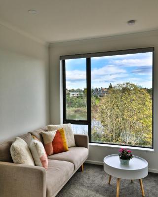 Amazing the Waikato River-View Brand New Villa with 4 bedrooms