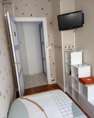 Petite chambre meublée au cœur de ville - chez l'habitant