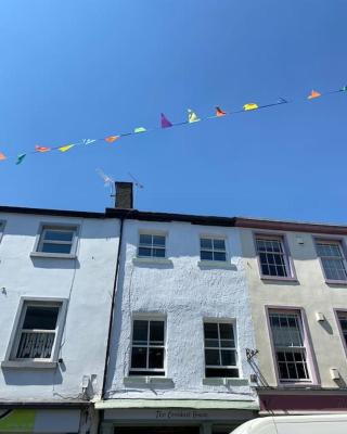 The flat at the crooked house