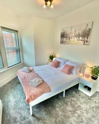 Chic Apartment in Central Bournemouth with Parking