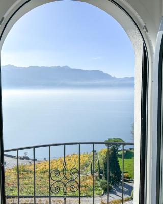 Room with 360° view overlooking Lake Geneva and Alps