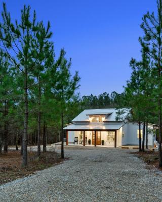 Bella Luna Cabin - Cozy Farmhouse Cabin, Private Deck, Swing Set, Fire Pit, Hot Tub