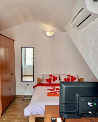 Homestay Mark - DOUBLE BED ROOM - shared bathroom and kitchen