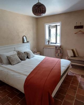 Chambre avec cuisine, vue et piscine privée au cœur du Beaujolais