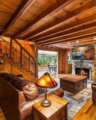 Whiskey Ridge Lodge, A Restored 1940s Gem, 2 Mins from Downtown, Breathtaking City Views, Custom Game Room, and Spacious Elegance