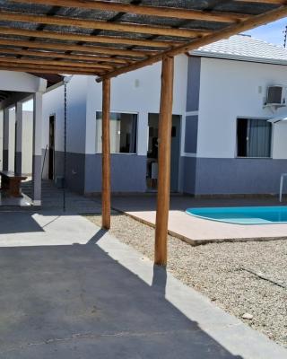 Casa com piscina e espaço gourmet a 30m da praia!