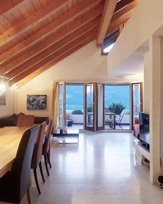 HeidiHoliday-Jenins Grand Maisonette-Attika mit Office & Relax-Bereich, Aussenparkplatz & Garage, geschützte Sonnen-Panoramaterrasse, Aufgewertet 2024