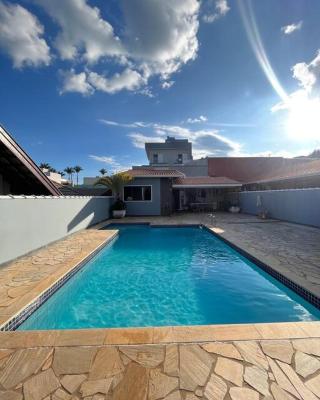 Casa com piscina em condomínio fechado