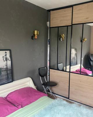 Agréables chambres dans maison suspendue