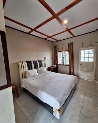 RON'S Guest House Berastagi Backpacker Rooms