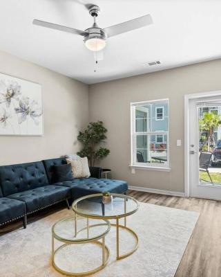 Luxurious 2/2 Condo with Pool, Gym and Laundry