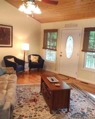 Bryson City Cozy Cottage with Hot Tub - 3 bed -2 bath