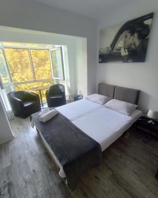 Hostel Florentin Camere Bai Comune acces bucatarie Cheap private rooms shared bathrooms kittchen laundry machine access Netflix