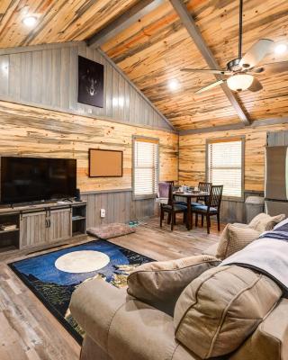 Pet-Friendly Broken Bow Cabin Near Lukfata Creek!
