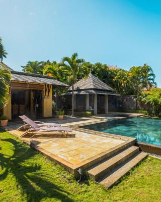 Villa sur le golf avec piscine et jardin tropical