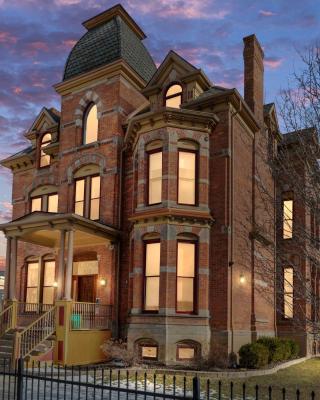 The Lumber Baron's Mansion: 2 King Suites, 2.5BA + Gym