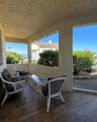 Bas de villa Climatisé et wifi 2 chambre pour 4 personnes et petite vue mer