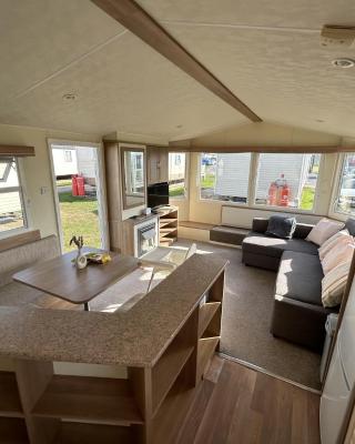 Lovely 2-Bed Caravan at St Osyth Caravan Park