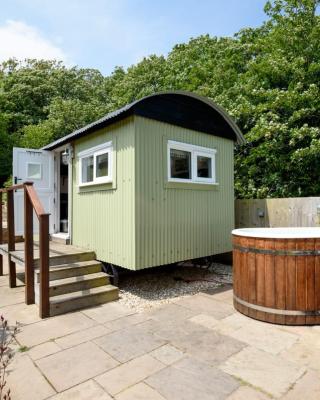 Penlea Retreat Luxury Coastal Shepherds Hut 5 Minute Walk to Pubs and Village