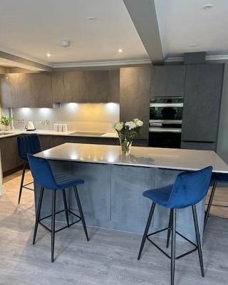 Cameron Coach House Modern Property in Murrayfield Edinburgh