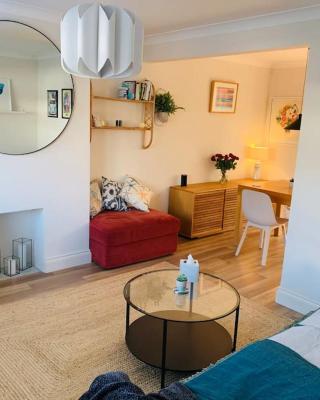 Whitstable contemporary cosy home with parking