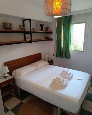 room private bathroom in shared apartment 50m from Gibraltar
