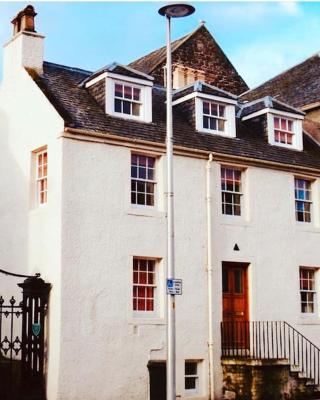 Jacobite's Retreat, 17th century cottage in the heart of Inverness