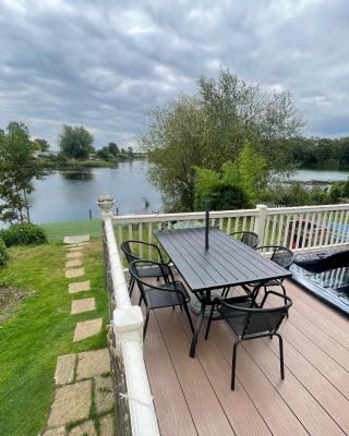 Lakeside Retreat 3 with hot tub, private fishing peg situated at Tattershall Lakes Country Park