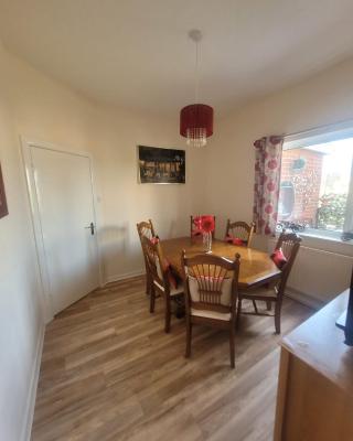 Polly's Place - A lovely 3 bed first floor flat, near to beach with free parking