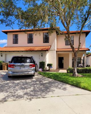 Luxry villa 6 miles from Disney