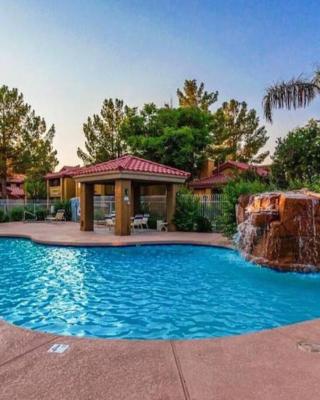2BR Condo 15 mins to Downtown Phoenix with Pool & Spa