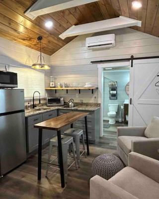 Blissful Nook Tiny Home ~ Cozy Retreat w/ Hot Tub; near Town and Deep Creek