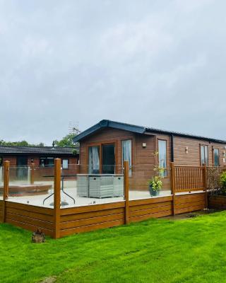 Meadows Lodge with Hot Tub