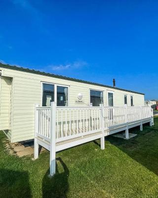 8 Berth Caravan With Decking At California Cliffs Near Scratby Beach Ref 50019f