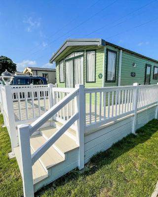 Lovely 6 Berth Caravan At Caldecott Hall Country Park, Norfolk Ref 91010c