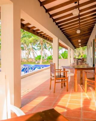 Arhimser Villa-superb 4 bedroom beachfront for 8 in Ranna, Tangalle, BB, pool, free pick up for 7 night stays arriving together, serviced, taxes included