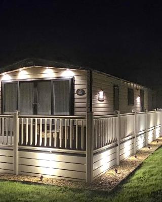 Hot Tub Lodge Cornwall - Meadow Lakes Holiday Park