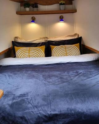 Cosy Canal Boat in Little Venice for Family & Friends