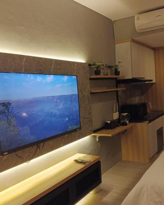 Free Shuttle Thamrin City Apartments at Nagoya with Netflix & Youtube Premium by MESA